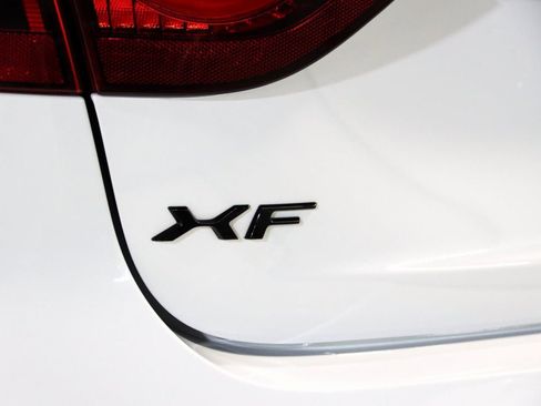 Used 2021 Jaguar XF R-Dynamic SE image 10