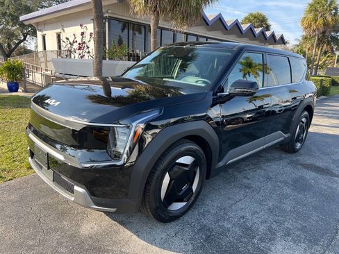 Used 2024 Kia EV9 Light image 2