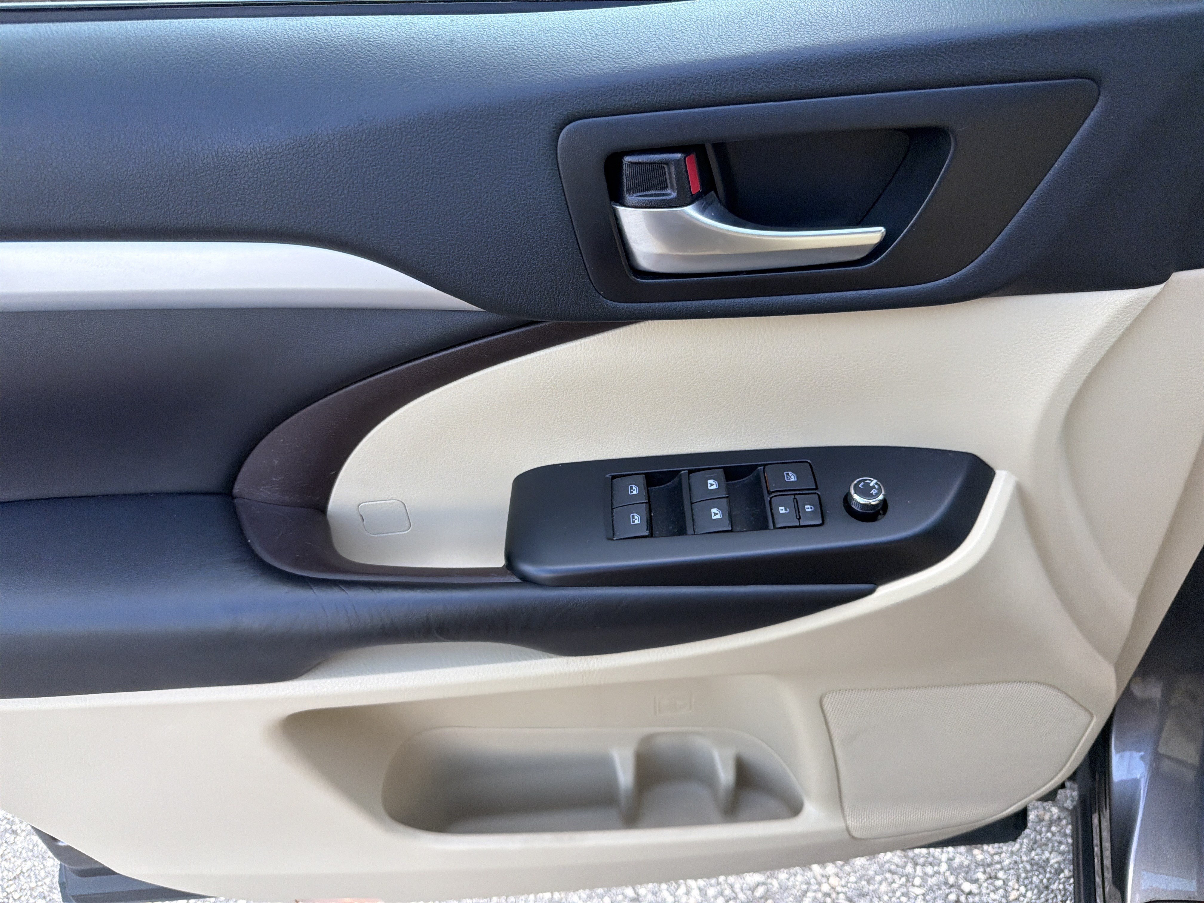 Used 2019 Toyota Highlander XLE FWD image 18
