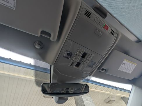 Used 2025 Volkswagen Jetta SE w/ Sunroof Package image 30