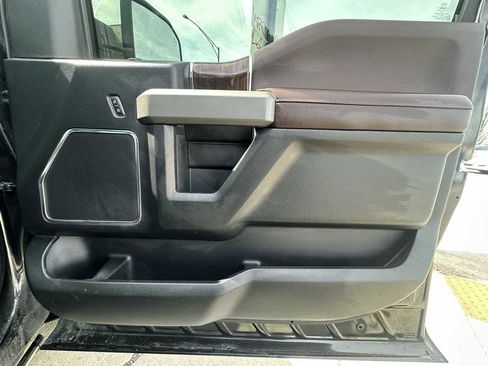 Used 2015 Ford F150 Platinum w/ Equipment Group 701A Luxury image 31