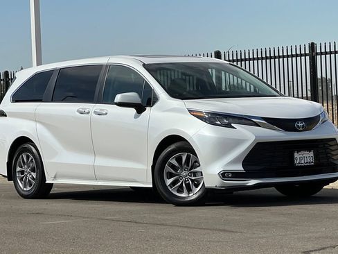Used 2024 Toyota Sienna XLE AWD/4WD image 2