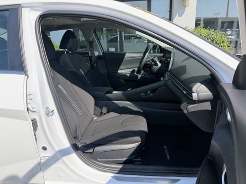 Certified 2025 Hyundai Elantra SEL FWD image 17