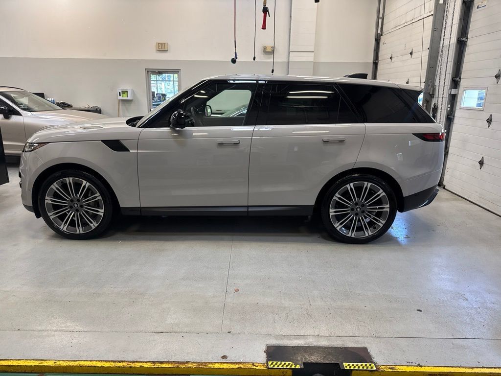 Used 2025 Land Rover Range Rover Sport SE AWD/4WD image 3