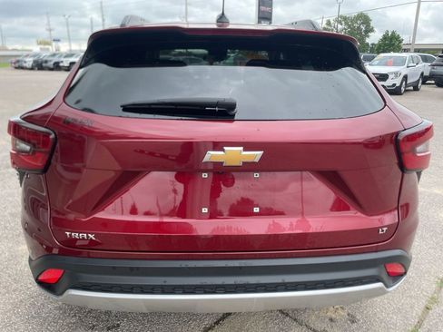 Used 2025 Chevrolet Trax LT w/ LT Convenience Package FWD image 4