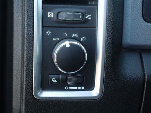 Used 2020 RAM 1500 Classic SLT AWD/4WD image 30