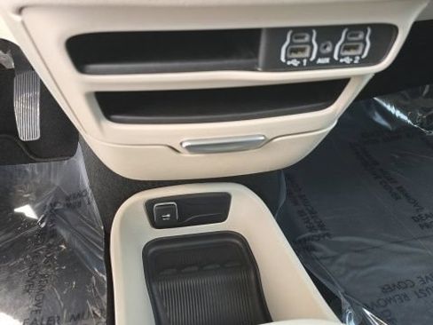 Used 2024 Chrysler Pacifica Limited FWD image 20