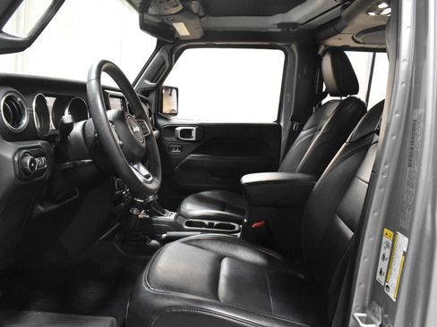 Used 2019 Jeep Wrangler Unlimited Sahara w/ Quick Order Package 24M Moab AWD/4WD image 3