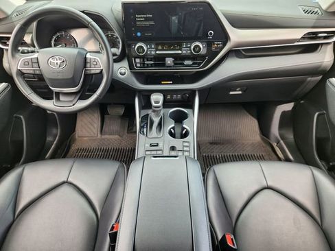 Used 2024 Toyota Highlander XLE AWD/4WD image 19