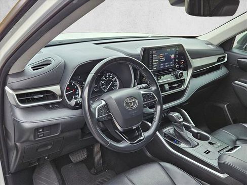 Used 2021 Toyota Highlander XLE image 10