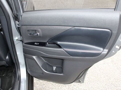 Used 2020 Mitsubishi Outlander LE image 27