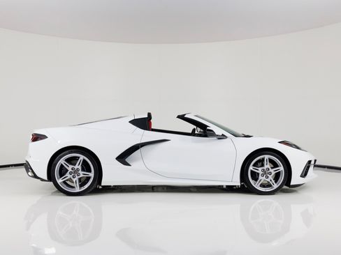 Used 2021 Chevrolet Corvette 2LT w/ Engine Appearance Package image 2