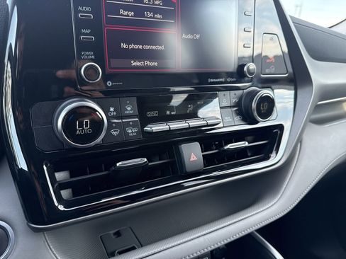 Used 2021 Toyota Highlander LE image 22