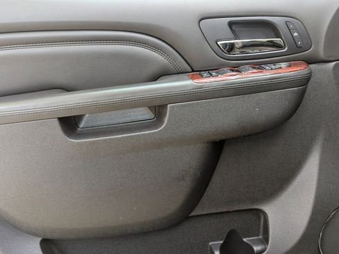 Used 2014 Cadillac Escalade ESV Luxury image 13