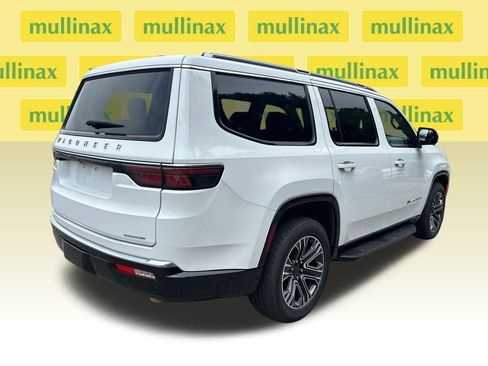 Used 2024 Jeep Wagoneer Series II w/ Flexible Seating Group RWD image 2