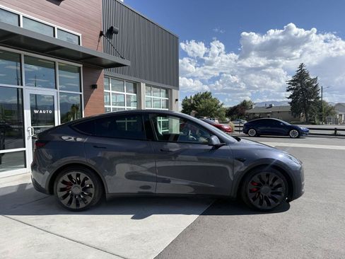 Used 2022 Tesla Model Y Performance AWD/4WD image 9