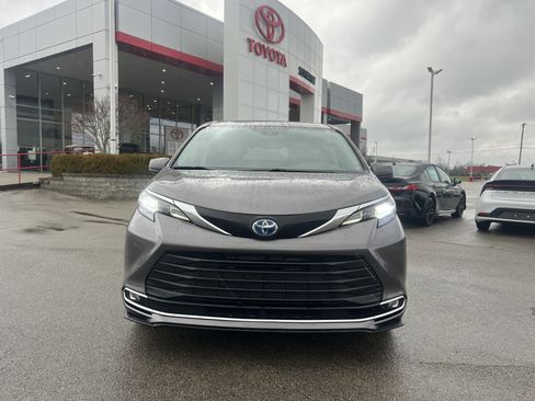 Certified 2024 Toyota Sienna XLE image 2