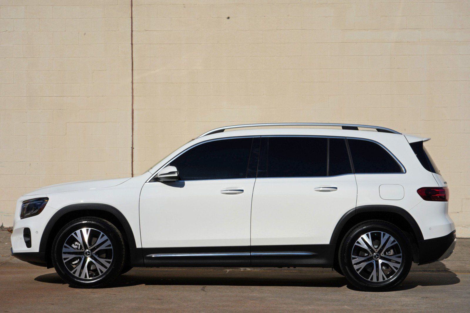 Used 2024 Mercedes-Benz GLB 250 w/ Exclusive Package image 8