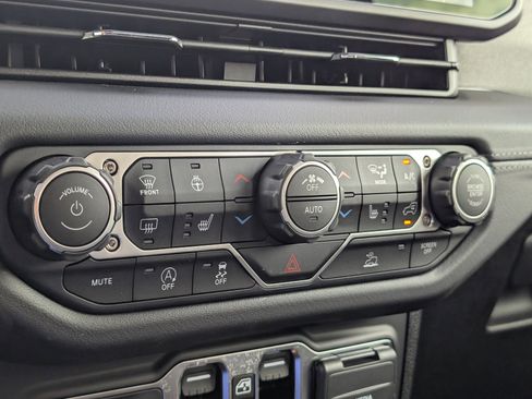 New 2025 Jeep Wrangler Unlimited Sahara AWD/4WD image 14
