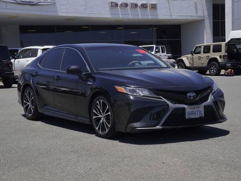 Used 2019 Toyota Camry SE FWD image 2
