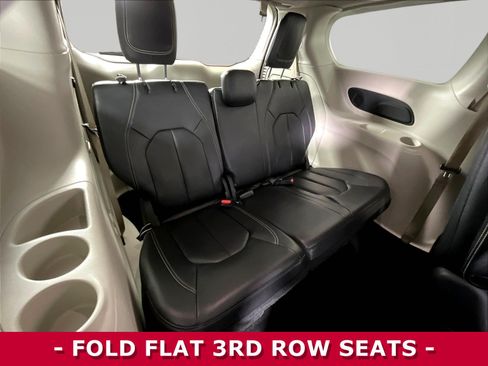 Used 2022 Chrysler Pacifica Touring-L w/ Uconnect Theater Family Group FWD image 25
