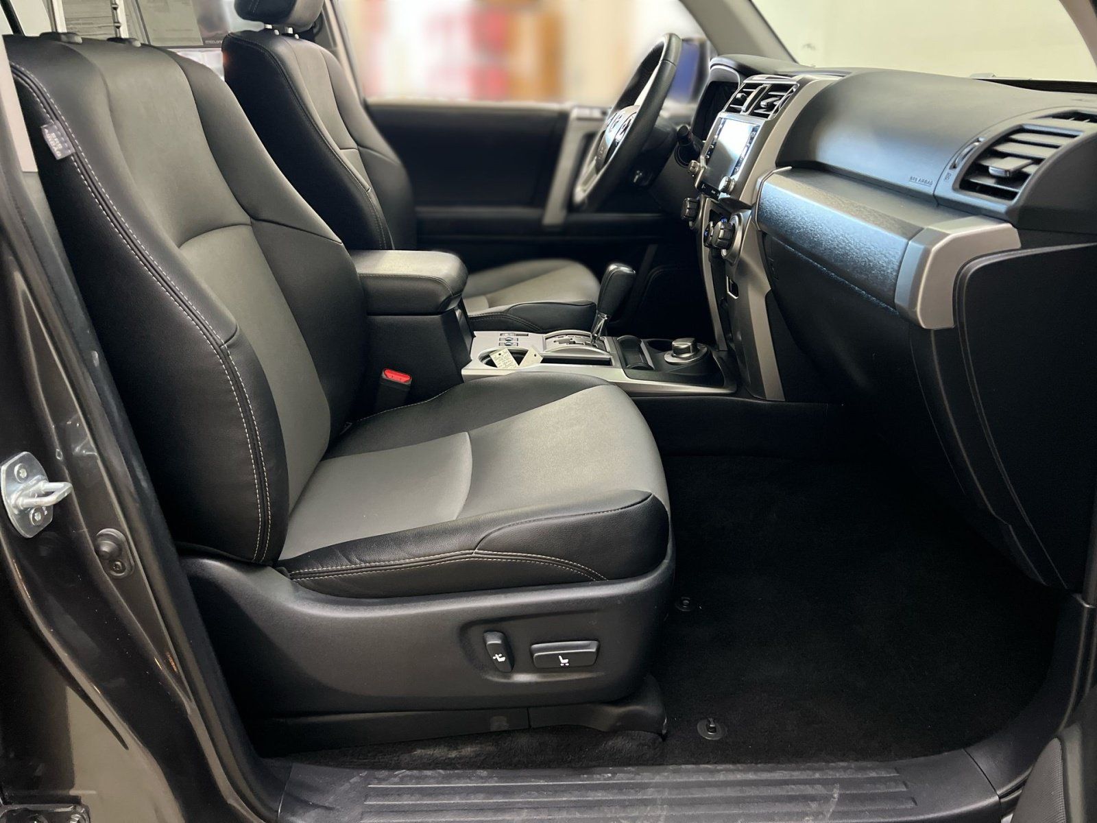 Used 2022 Toyota 4Runner SR5 Premium w/ Moonroof Package AWD/4WD image 26