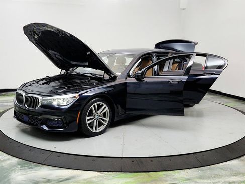 Used 2017 BMW 740i image 9
