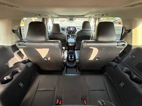 Certified 2021 Toyota Highlander Platinum AWD/4WD image 16