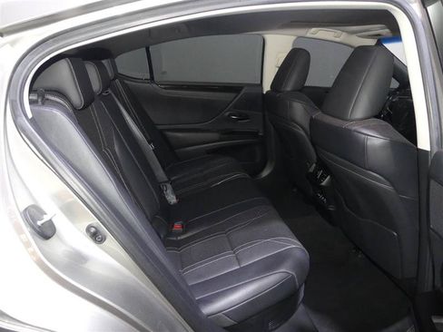 Used 2019 Lexus ES 300h w/ Accessory Package FWD image 29