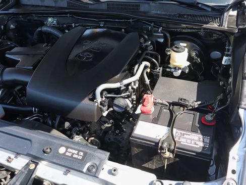 Used 2017 Toyota Tacoma TRD Off-Road RWD image 13