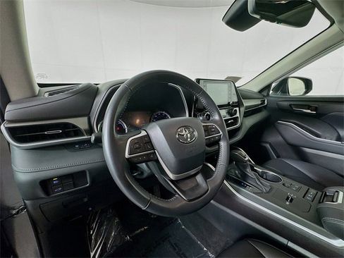 Used 2022 Toyota Highlander XLE image 20