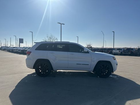 Used 2019 Jeep Grand Cherokee Altitude image 6