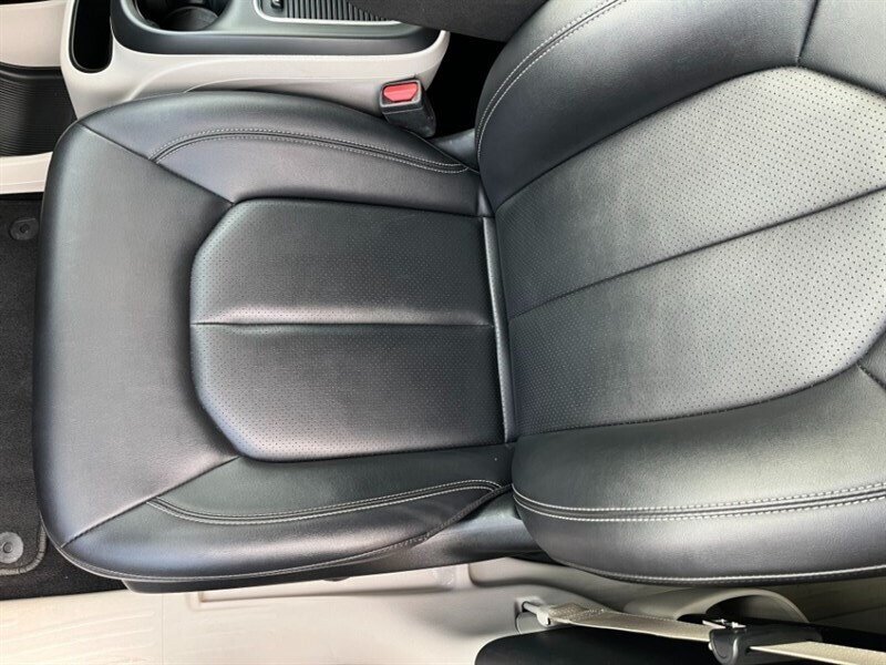 Used 2024 Chrysler Pacifica Touring-L FWD image 38