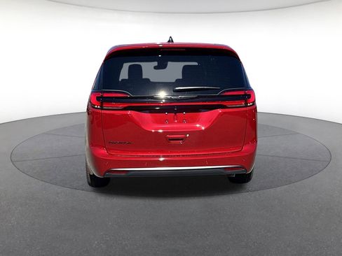 New 2026 Chrysler Pacifica Select image 4