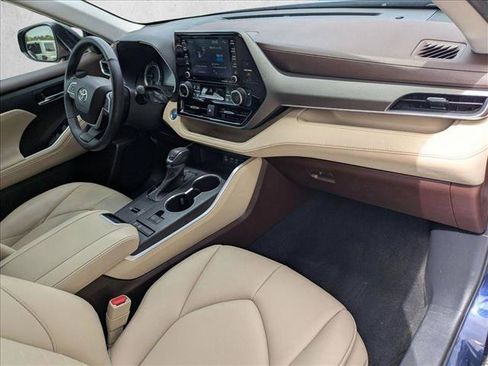 Used 2022 Toyota Highlander XLE FWD image 21