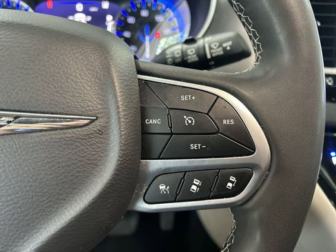 Used 2023 Chrysler Pacifica Touring-L FWD image 19