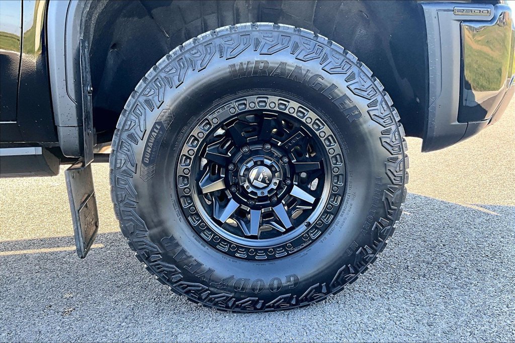 Used 2025 GMC Sierra 2500 AT4X AWD/4WD image 9