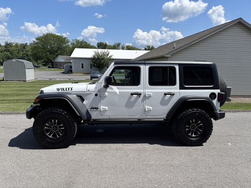 Used 2025 Jeep Wrangler Unlimited Sport AWD/4WD image 7