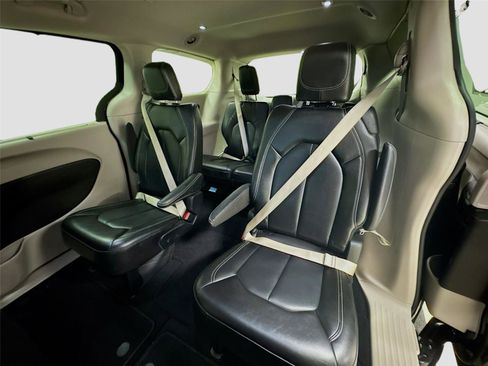 Used 2023 Chrysler Pacifica Touring-L image 23