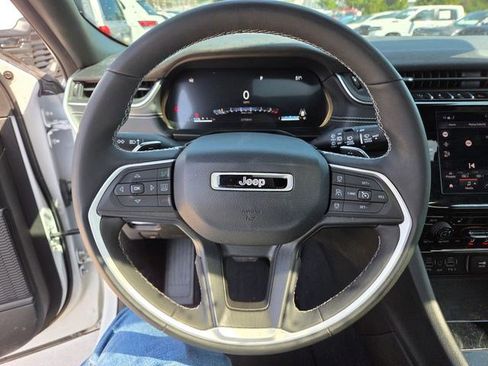 Used 2023 Jeep Grand Cherokee L Laredo image 3