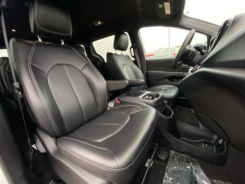 Used 2025 Chrysler Pacifica Select FWD image 16