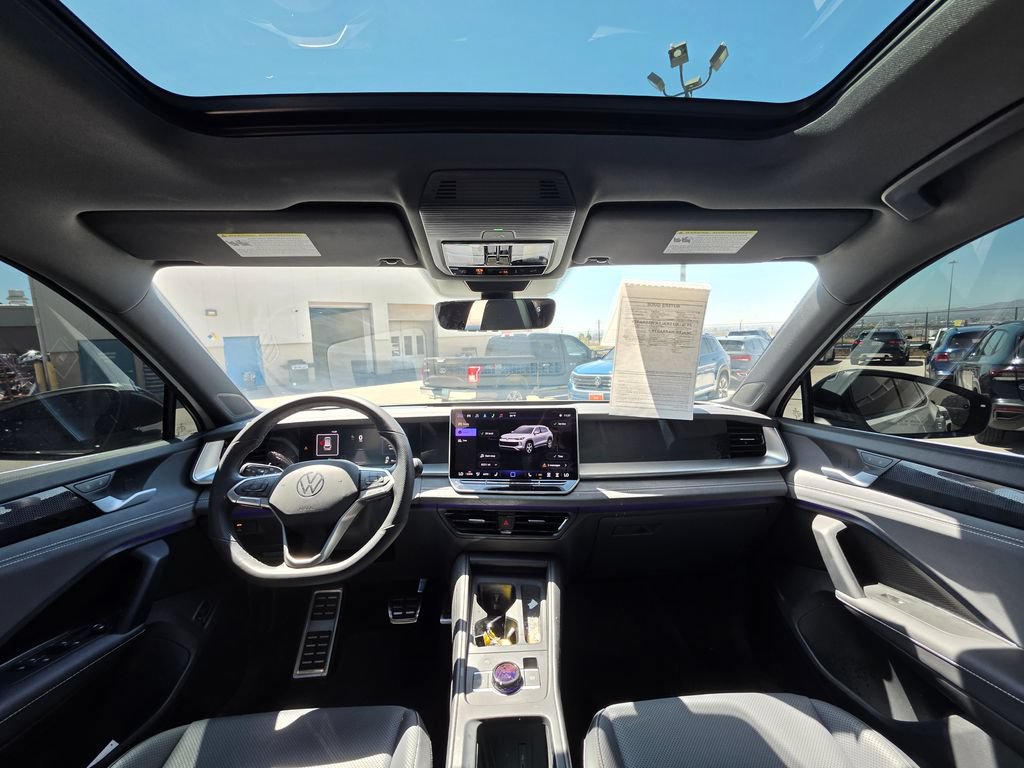 Certified 2025 Volkswagen Tiguan SE R-Line FWD image 12