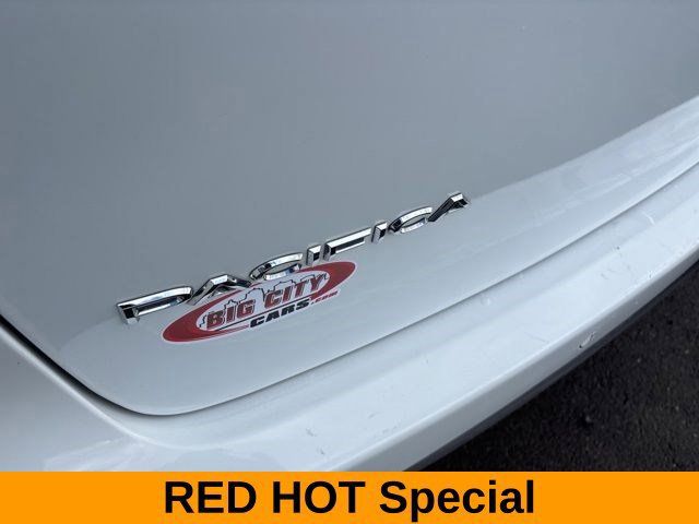 Used 2023 Chrysler Pacifica Touring-L FWD image 44