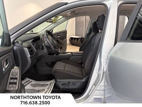 Used 2025 Nissan Rogue SV FWD image 16