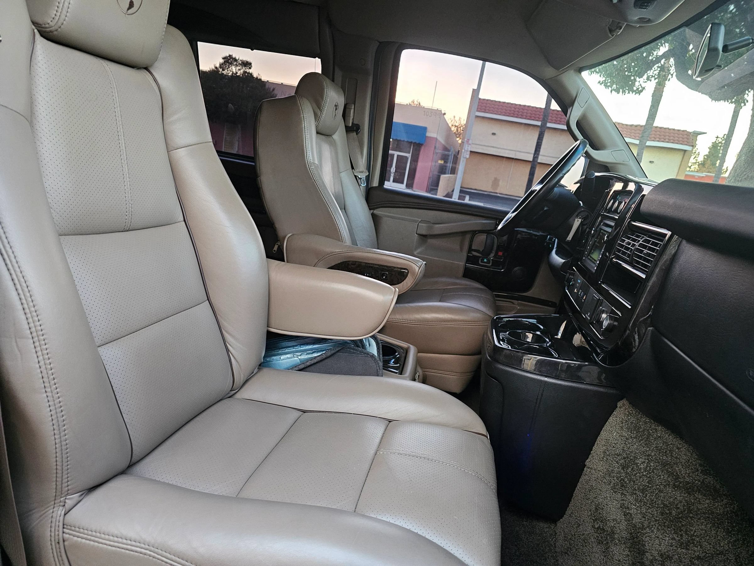 Used 2016 Chevrolet Express 2500 RWD image 21