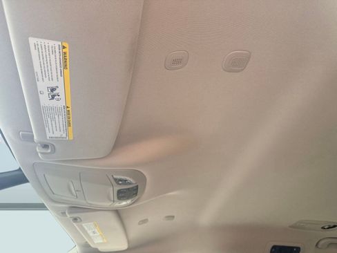 Used 2023 Chrysler Pacifica Touring-L image 15