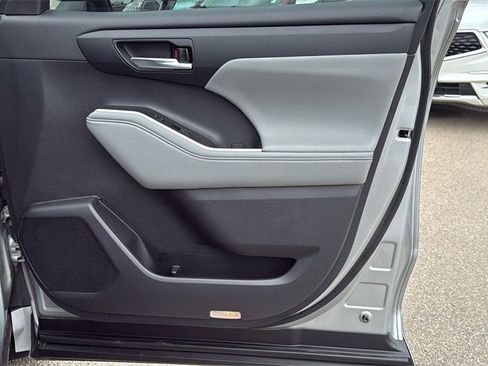 Used 2024 Toyota Highlander XLE image 28