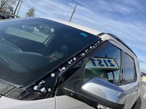 Used 2017 Ford Explorer Platinum image 3