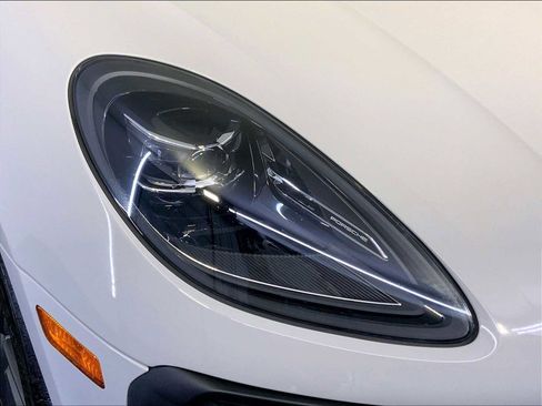 Certified 2023 Porsche Macan Turbo image 12