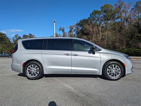New 2026 Chrysler Pacifica Select image 2